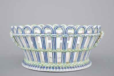 Une corbeille et son pr&eacute;sentoir en porcelaine de Niderviller, 18/19&egrave;me